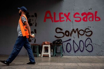 Un hombre camina frente a un grafiti en el que se lee "Alex Saab somos todos" en Caracas (Venezuela). EFE/ Rayner Peña/Archivo