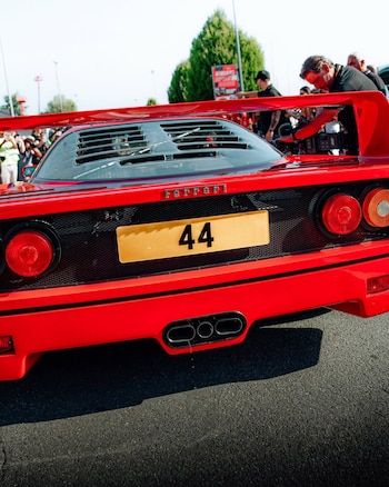 Lewis Hamiltona arribó con su Ferrari F40 a Monza para correr en la Fórmula 1