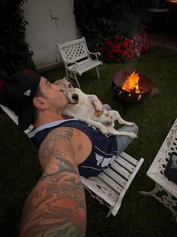 Fede Bal y Kike, al calor de un fogón en el jardín. Una imagen de los tantos momentos que compartieron