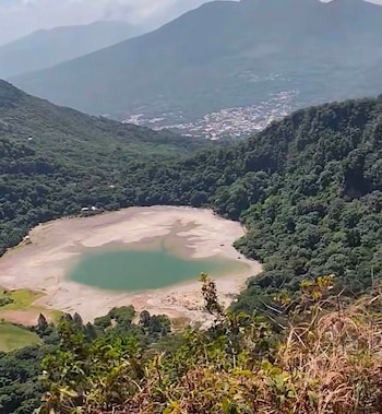 La Laguna de Alegría, en el cráter del volcán Tecapa de Usulután, reduce su nivel por la escasez de lluvias y por su sistema hidrogeológico. (Foto cortesía RETROSV)
