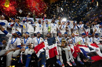 Fotografía de archivo fechada el 10 de febrero de 2023 que muestra a los jugadores de Tigres de Licey mientras celebran con el trofeo al ganar la Serie del Caribe Gran Caracas 2023, en el estadio Monumental de Caracas "Simón Bolívar" en Caracas (Venezuela). EFE/Rayner Peña R.
