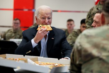 Joe Biden comió pizza con