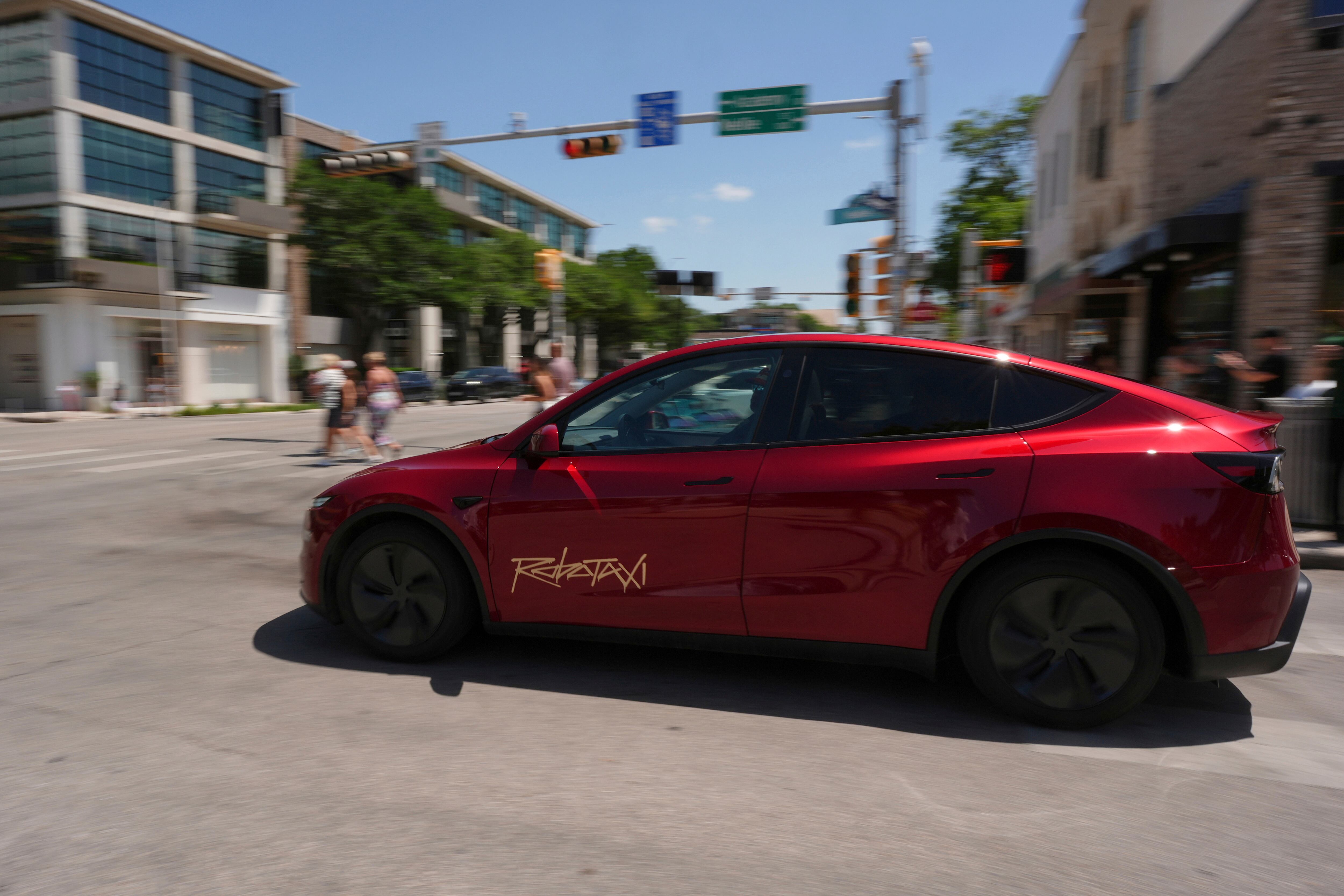 Un robotaxi Tesla avanza por las calles de Austin, Texas. (AP Foto/Eric Gay)