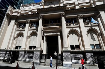 Creo que en 2023 veremos más compras del BCRA y más canjes”, estrategia que consideró no ‘viene gratis’, ya que en última instancia es emisión monetaria en cubierta para financiar al Tesoro”, dijo a Infobae Nicolás Cappella (Reuters)