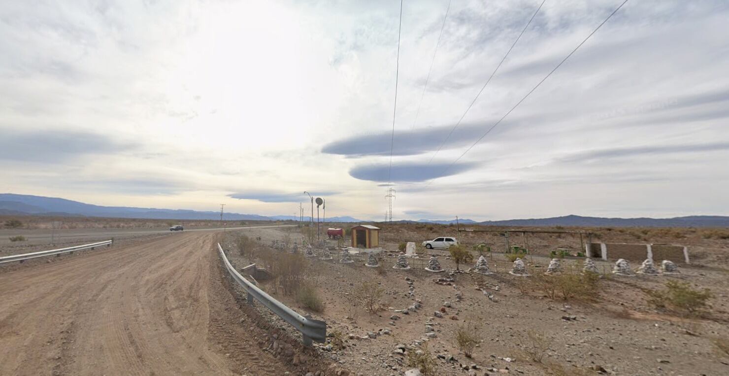 El hombre soportó el frío nocturno refugiándose bajo una alcantarilla y caminó durante horas bajo el calor