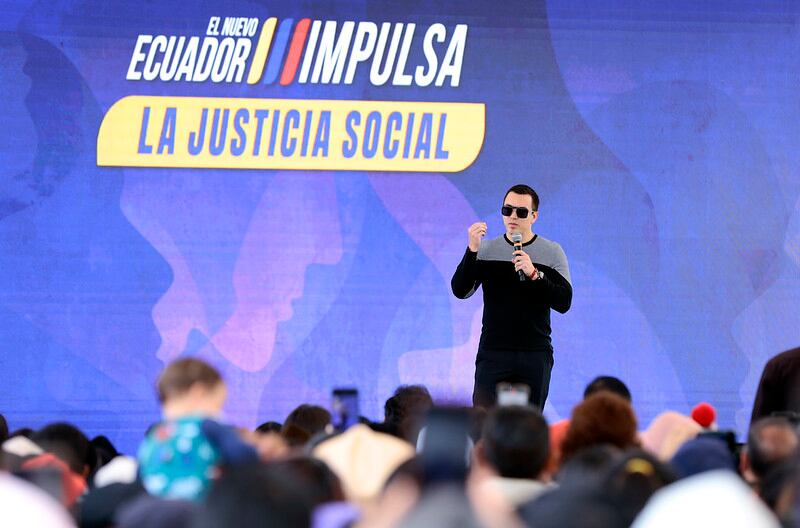 El presidente de la República, Daniel Noboa, participó de la entrega de la carta de compromiso para el pago montepío a los beneficiarios de los afiliados del seguro social campesino, como un acto de justicia social largamente postergado. (Carlos Silva/Presidencia de la República)