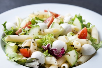 Ensalada de pasta con verduras y queso mozzarella (Magnific)