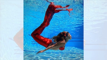 Sirena nadando en una piscina.
