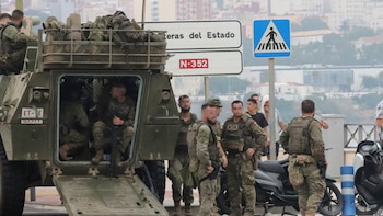 El Gobierno cancela las libranzas de los militares en Ceuta ante el riesgo de otra entrada masiva desde Marruecos: todos disponibles “hasta nueva orden”