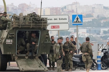 El Ejército, desplegando en la frontera del Tarajal en Ceuta. (EFE/Reduan Dris)