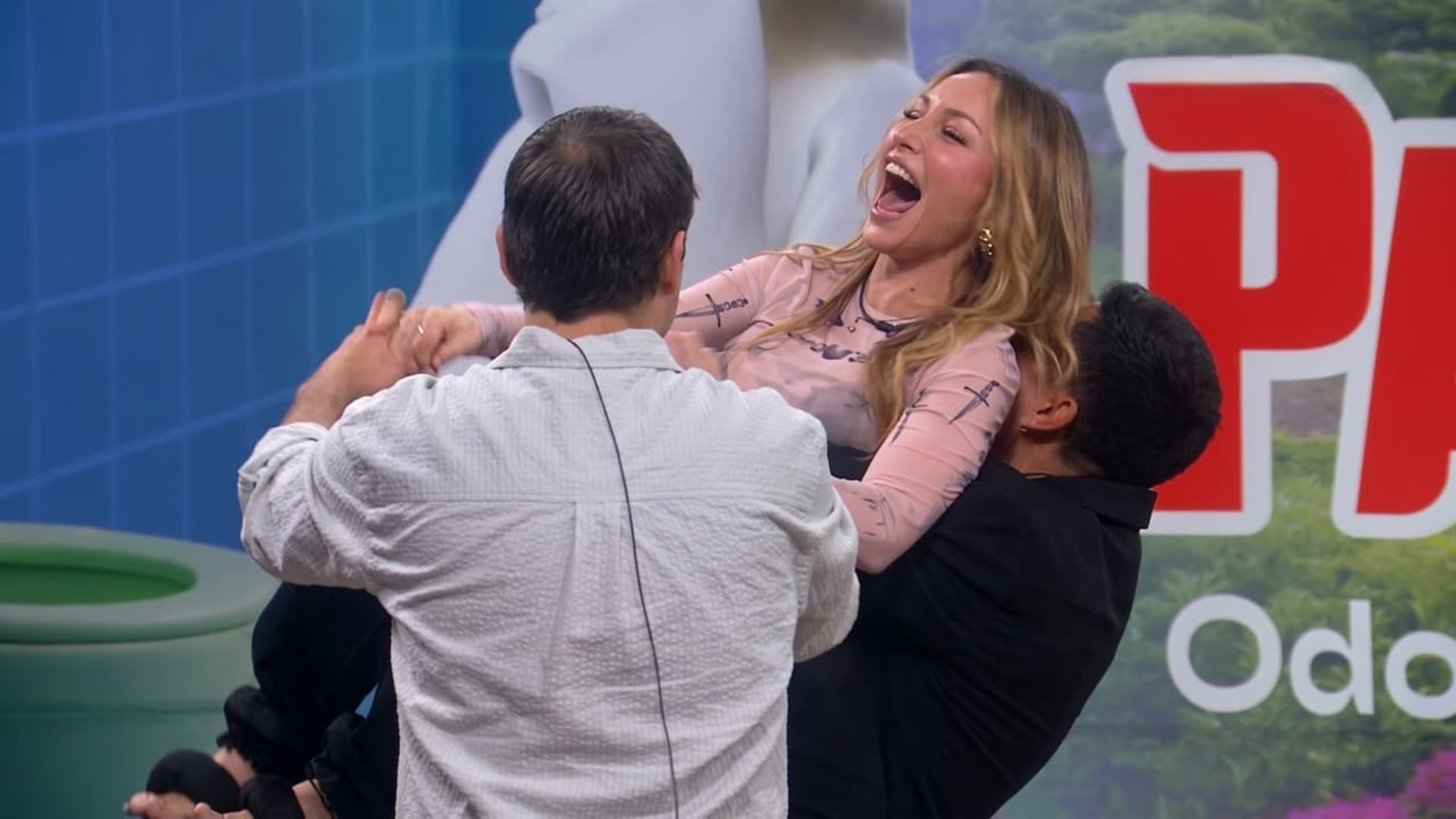 Gema Garoa celebra junto a sus compañeros al clasificarse a la etapa final del programa La Casa de los Famosos México. (YouTube)