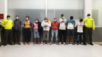 Junto a la líder se