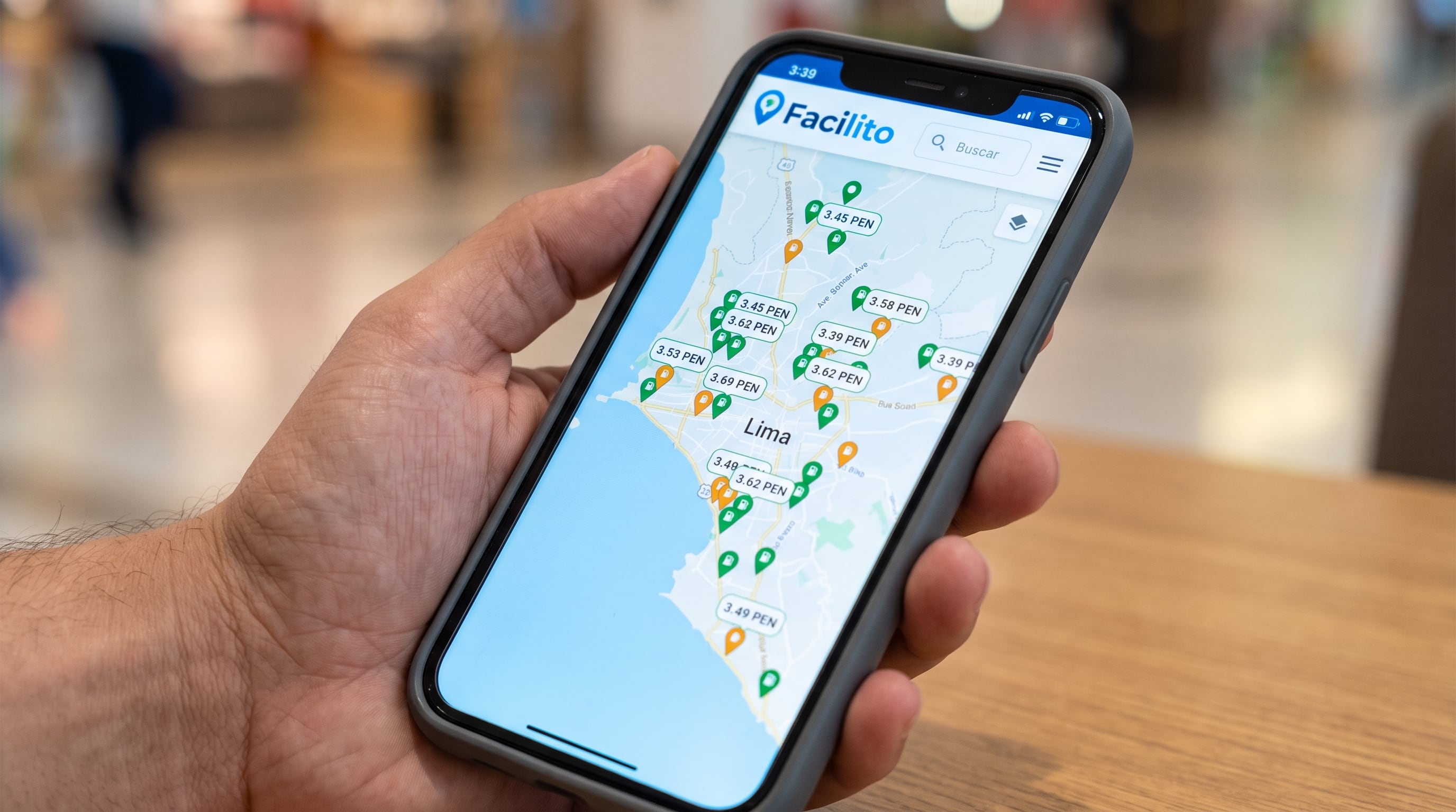 Una persona consulta la aplicación Facilito en un teléfono móvil para comparar los precios de combustible en estaciones de servicio de Lima. (Imagen Ilustrativa Infobae)