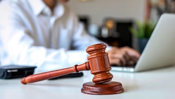 Multan a un abogado por