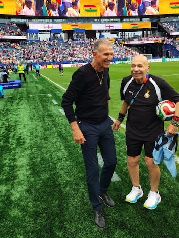 La tarea del barranquillero, de 74 años, que trabaja con Carlos Queiroz, es organizar la logística de entrenamientos y partidos: guayos, uniformes, petos, balones, conos, canchas, agua e imprevistos - crédito @fernandoruiz6773/instagram