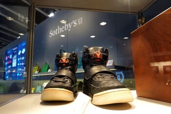 FOTO DE ARCHIVO: Prototipo de nn par de zapatillas 'Nike Air Yeezy 1' diseñado por Kanye West son exhibidos en el Hong Kong Convention and Exhibition Centre antes de ir a una venta privada en Sotheby's, en Hong Kong, China,16 de abril, 2021. REUTERS/Joyce Zhou