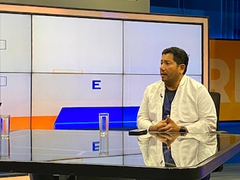 El doctor Héctor Guidos Morales durante su participación en el programa Frente a Frente, donde abordó temas de salud pública e inmunización (Foto cortesía Frente a Frente).