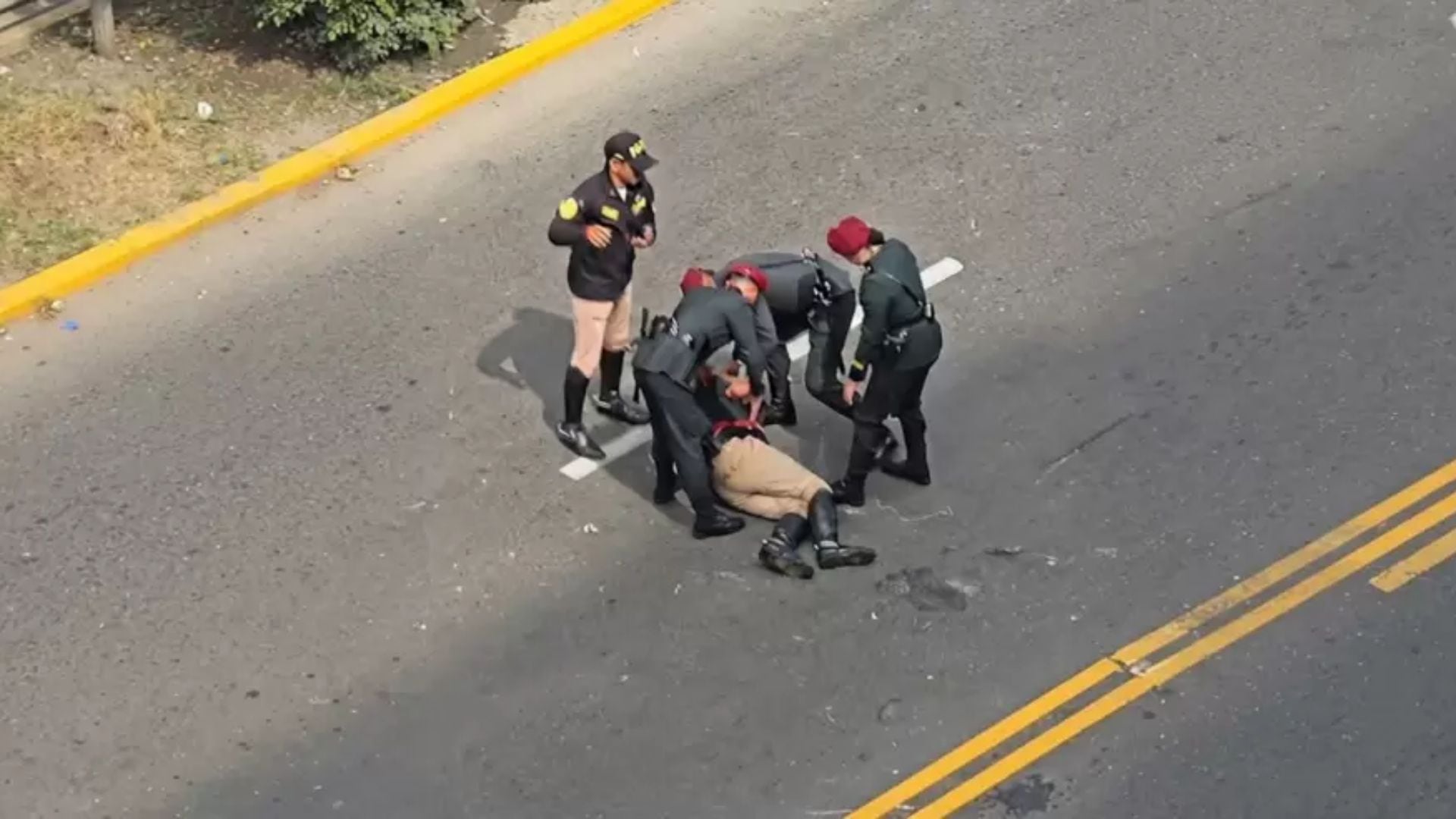 Parada Militar 2026: Jinete de la PNP sufre aparatosa caída en la avenida Brasil