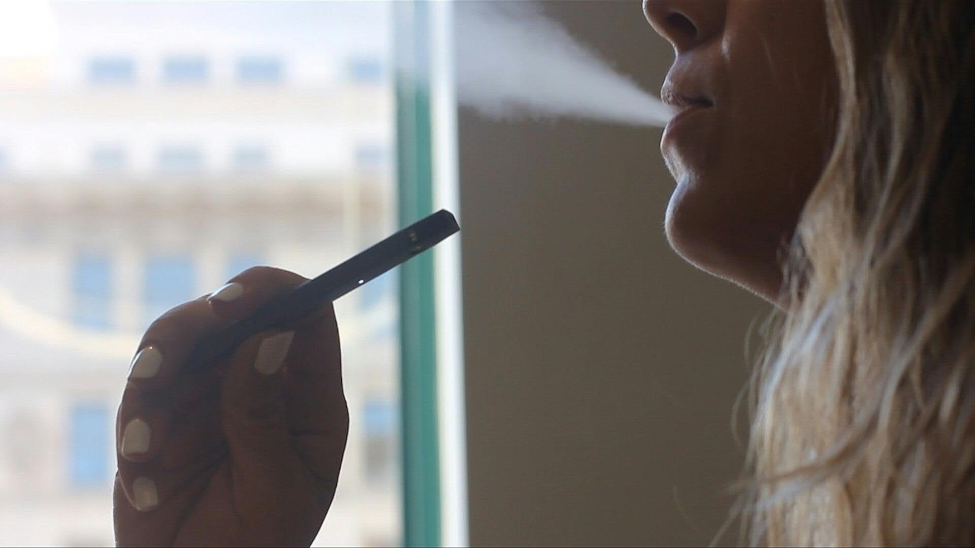 El vapeo altera más de 3.000 genes en las células de la boca, superando los efectos del tabaco convencional, según científicos de Estados Unidos (AFP)