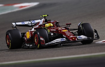 Después de varias temporadas con Mercedes Benz, el heptacaméon del mundo Lewis Hamilton iniciará una nueva etapa en su carrera con la escudería Ferrari (REUTERS/Hamad I Mohammed)