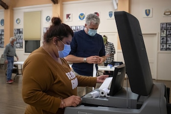 Funcionarios electorales imprimen los resultados