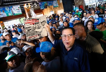 El ex mandatario Martín Torrijos muestra a sus seguidores una imagen de su padre, Omar Torrijos Herrera, durante un acto de campaña en Ciudad de Panamá el 14 de abril de 2024 (REUTERS/Aris Martínez)