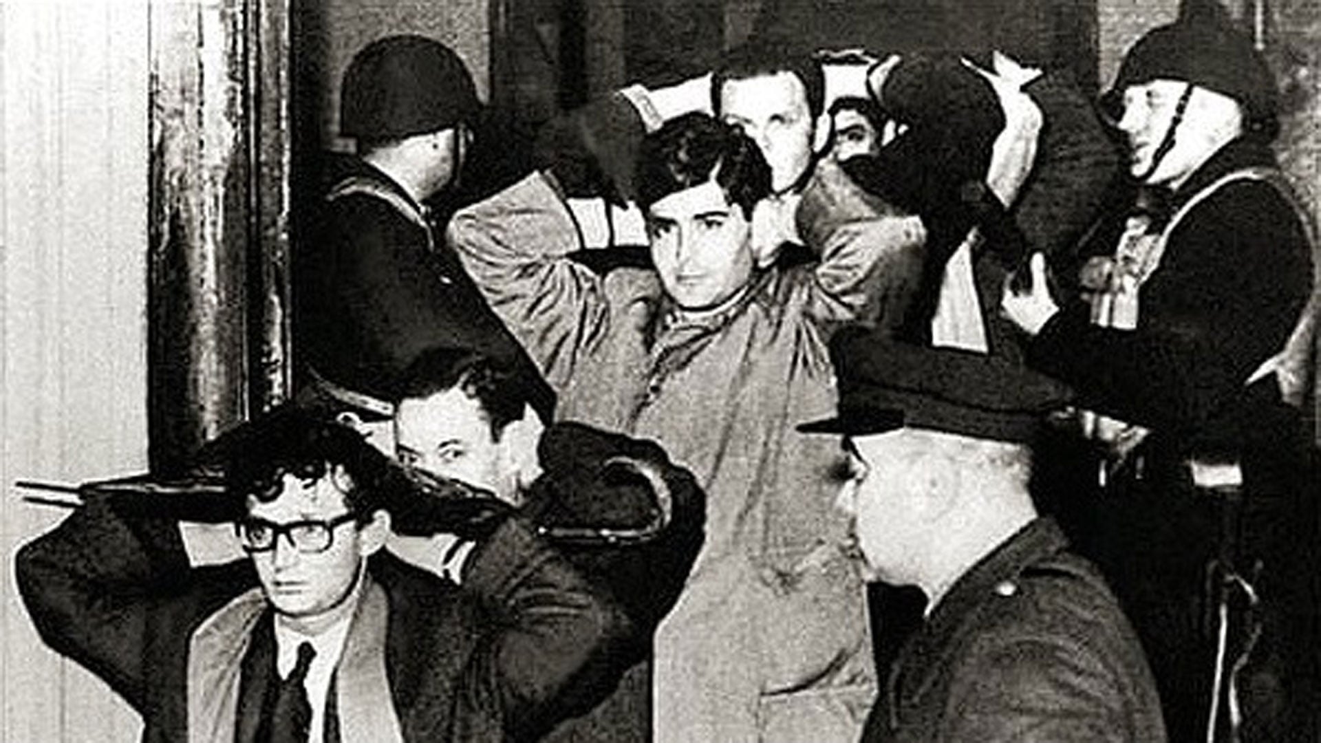 La tarde del viernes 29 de julio de 1966 Onganía promulgó un decreto con fuerza de ley que ponía fin a la autonomía universitaria. Por la noche la policía reprimió y golpeó a miembros de la comunidad académica que debatían en los claustros