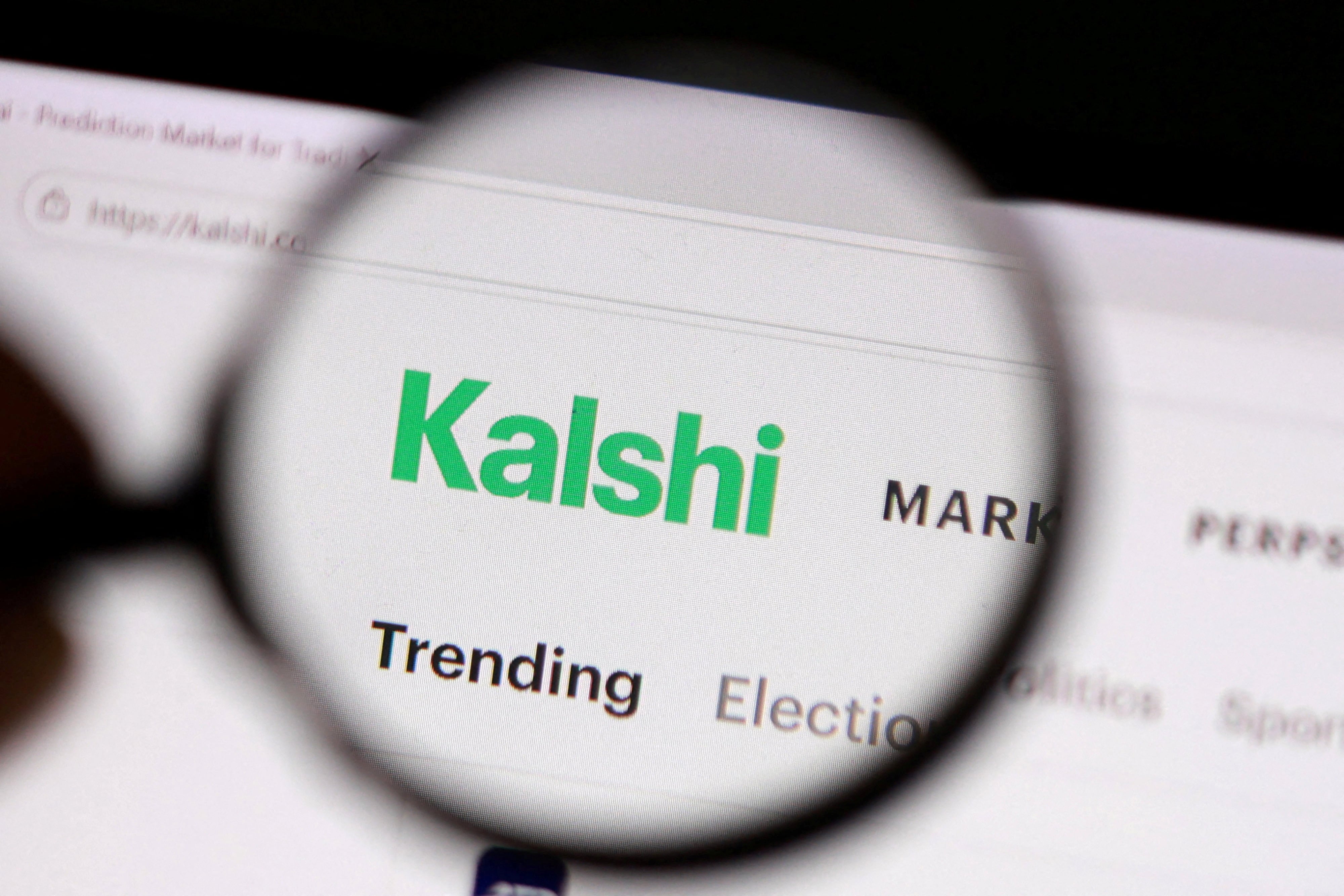 Kalshi detectó en marzo de 2026 un patrón de apuestas inusual, bloqueó la cuenta del exempleado federal y trasladó el caso a las autoridades regulatorias.
(REUTERS/Dado Ruvic/Illustration/File Photo)