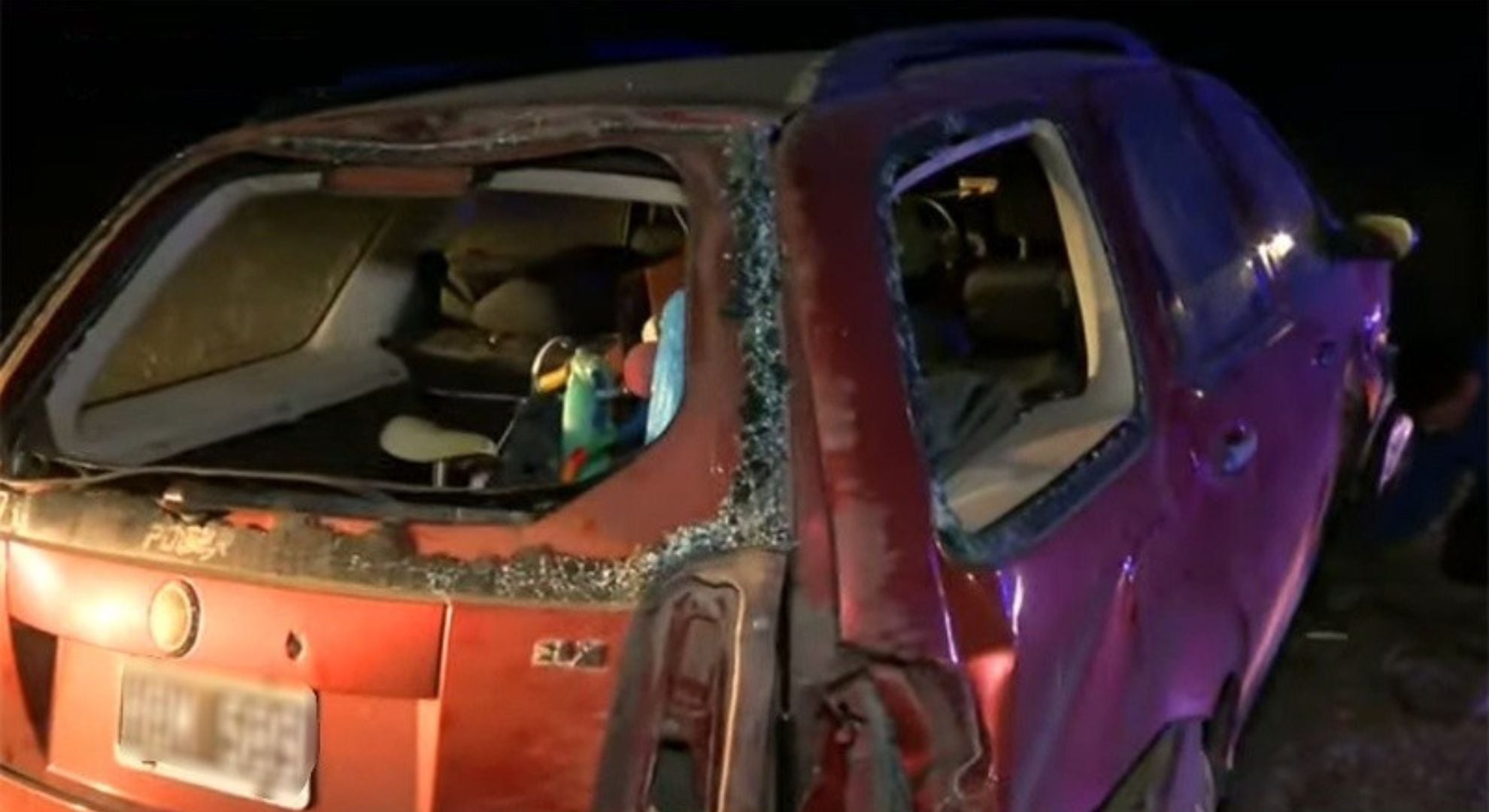 Así quedó el auto donde viajaba la familia (Gentileza: Rosario 3)