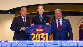 El delantero inglés Anthony Gordon firma como nuevo jugador del FC Barcelona