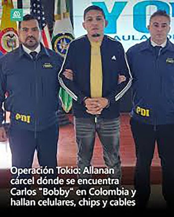 Un hombre con camiseta amarilla y chaqueta negra es escoltado por dos oficiales con uniformes oscuros con las siglas PDI. Banderas se ven al fondo