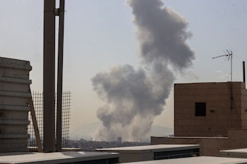 Una columna de humo sobre