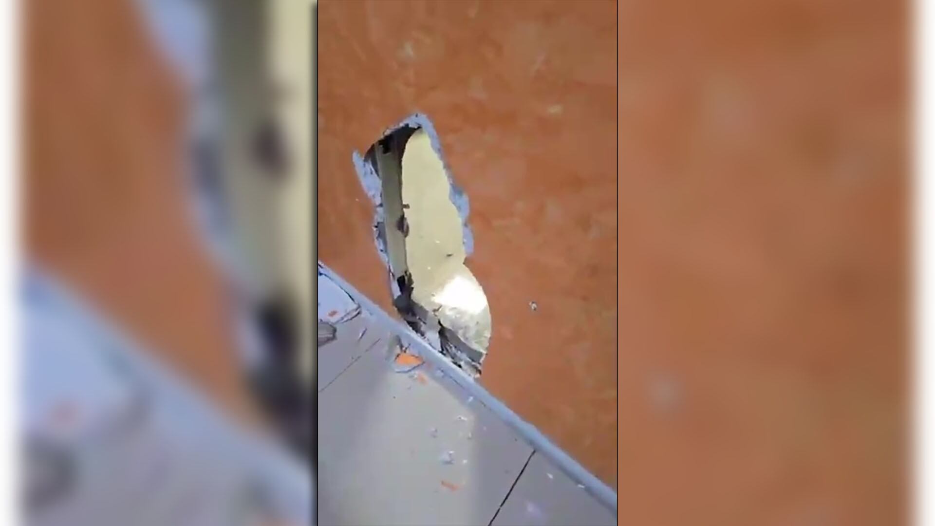 Las roturas que hicieron los delincuentes para cruzar las oficinas, evitando las cámaras.