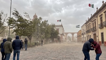 Fuertes vientos desprenden plafón en Universidad de Querétaro