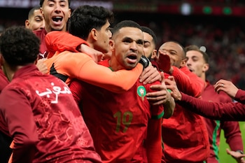 Los jugadores de Marruecos festejan la victoria por penales ante Nigeria. (AP Foto/Mosa'ab Elshamy)
