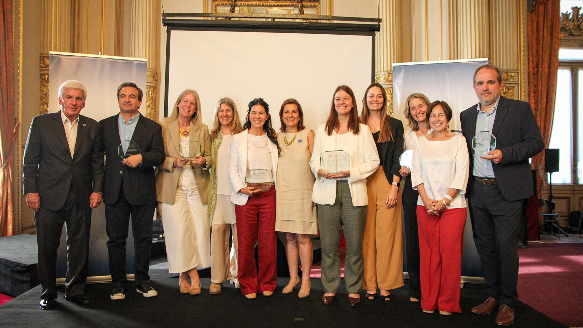 Directivos de ACDE y los premiados de este año