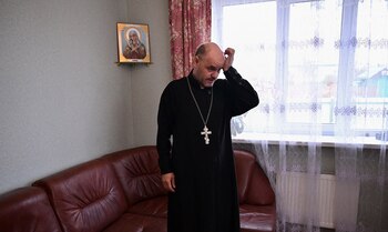 El padre Ioann Burdin, sacerdote