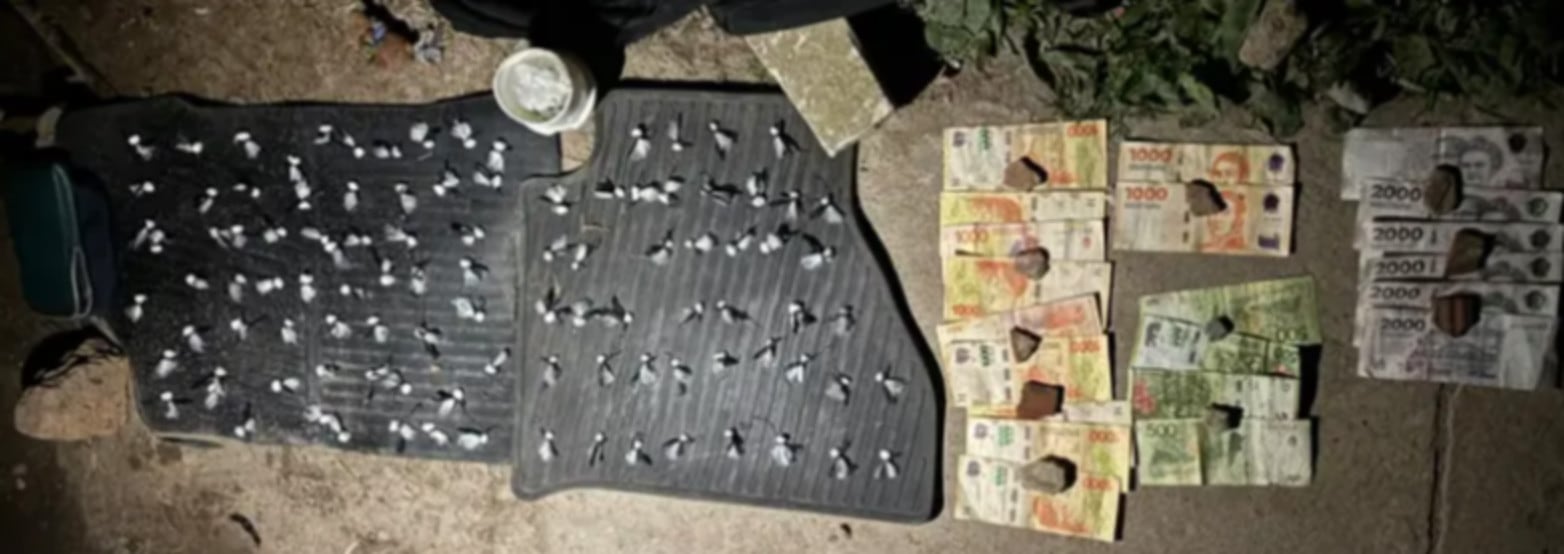 En una mochila negra, la Policía encontró un monedero verde y una media azul con parte de los envoltorios de cocaína. (Diario Chaco)
