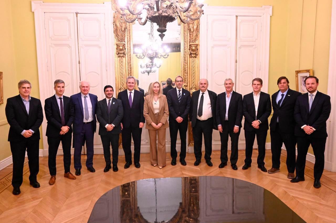 La Secretaria General de la Presidencia, Karina Milei, encabezó en Casa Rosada un encuentro de trabajo junto al Canciller, Pablo Quirno, el Presidente Ejecutivo de PromArgentina, Diego Sucalesca y representantes del sector cárnico para anunciar la Semana de la Carne Argentina en Estados Unidos, una misión comercial destinada a impulsar exportaciones y fortalecer la inserción en un mercado altamente competitivo.