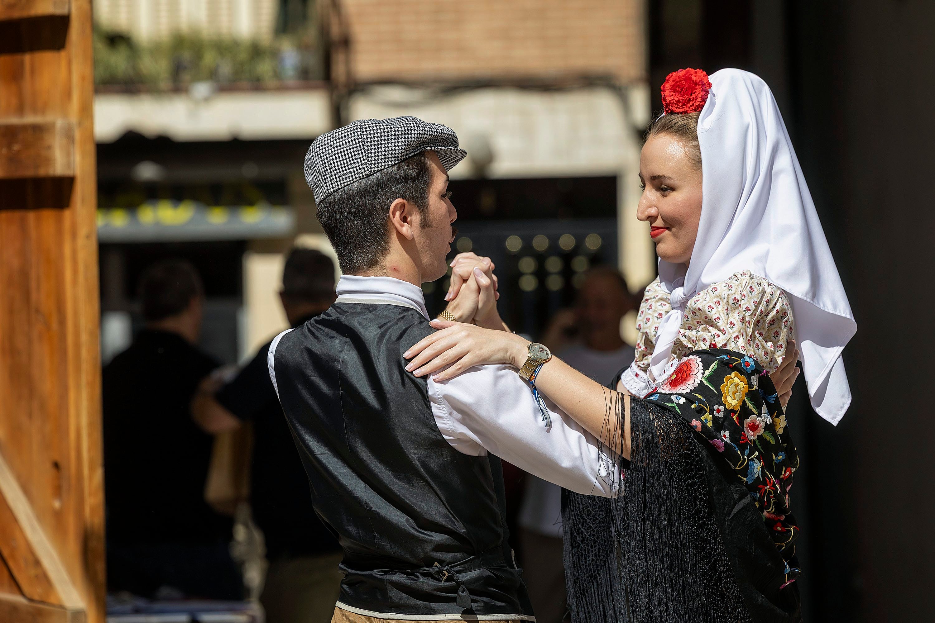 Pareja de chulapos bailando un chotis durante las fiestas de La Paloma. (Turismo Madrid/Miguel Berrocal)