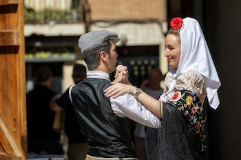 Pareja de chulapos bailando un chotis. (Turismo Madrid/Miguel Berrocal)