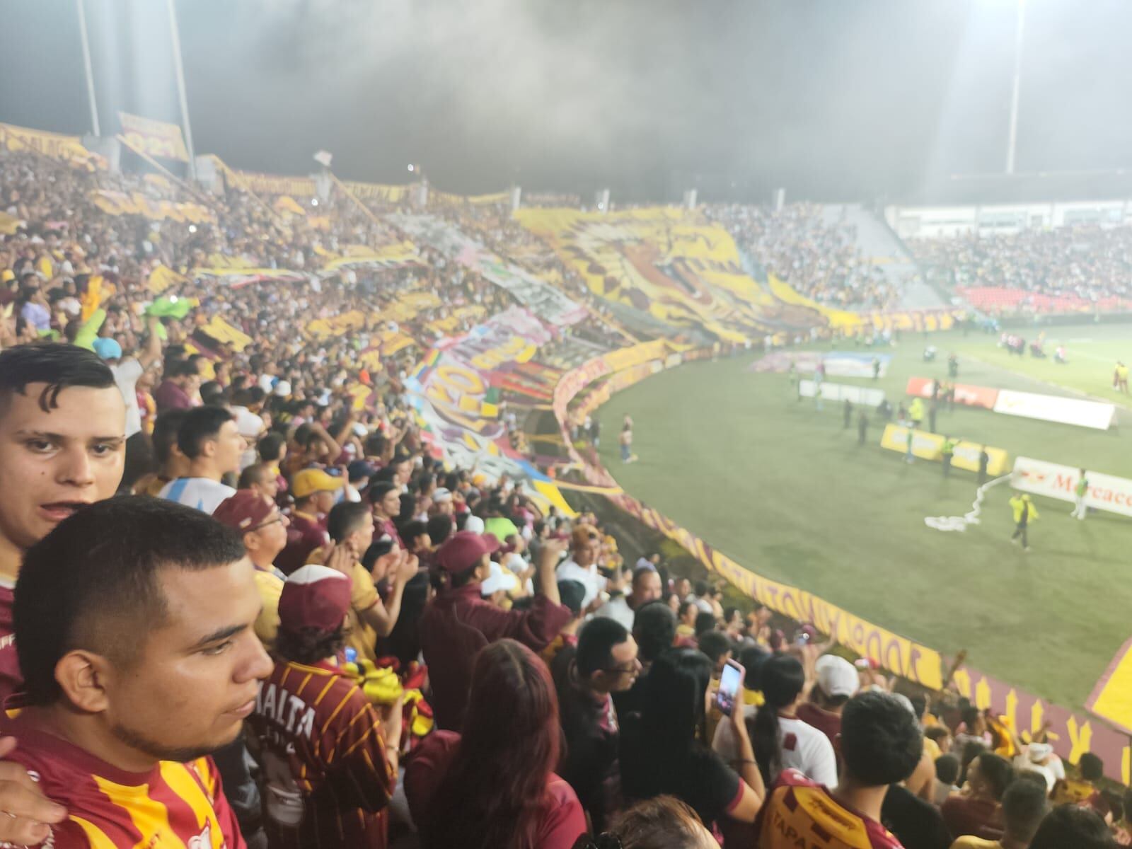Los hinchas del Deportes Tolima acompañaron a su equipo para el juego de cuadrangulares ante América - crédito Alejandro Rodríguez/Infobae Colombia