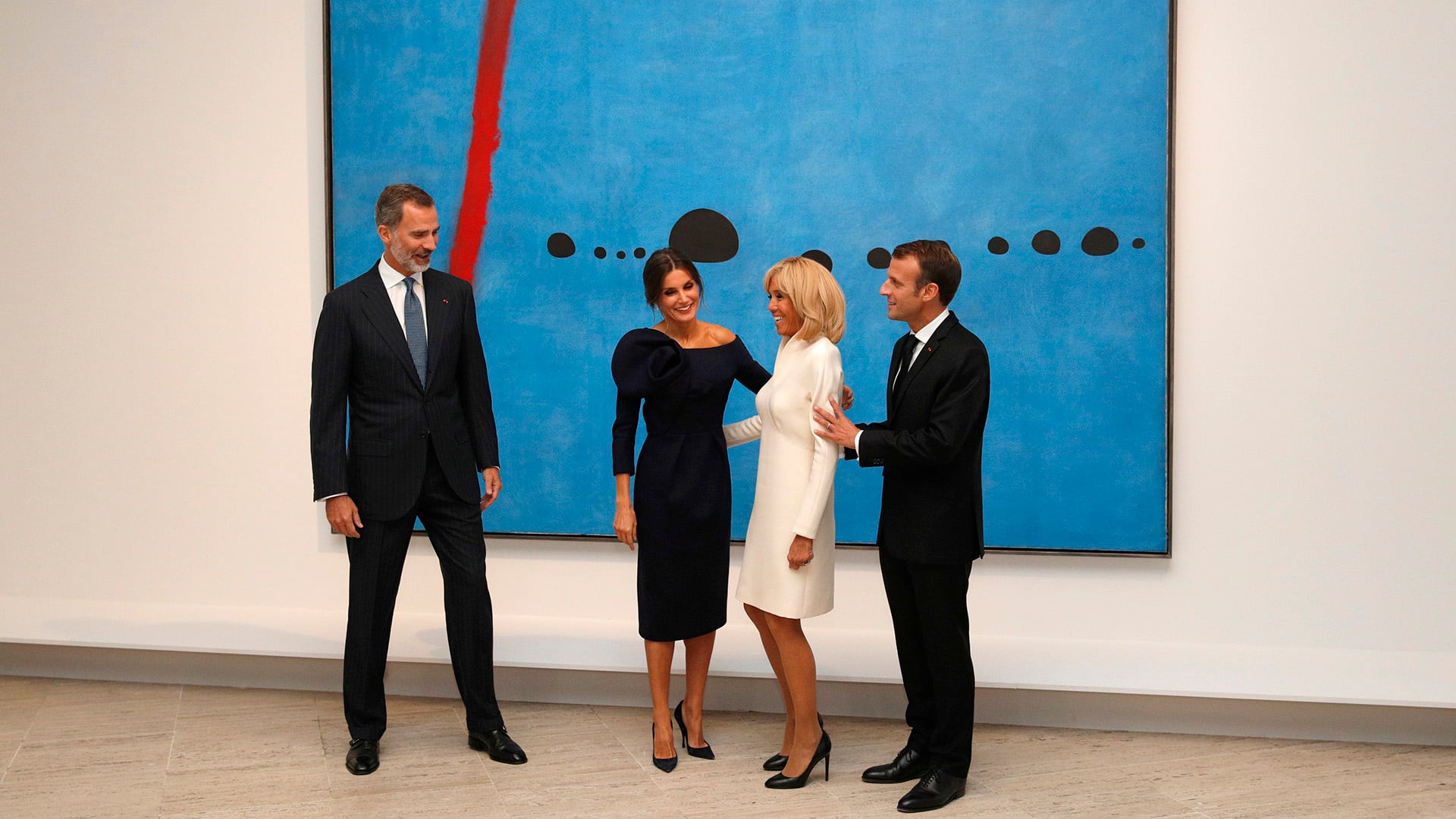 El rey Felipe VI, la reina Letizia, el presidente francés Emmanuel Macron y su esposa Brigitte posan durante su visita a la retrospectiva de Joan Miró en el Grand Palais de París, el 5 de octubre de 2018. (AFP)