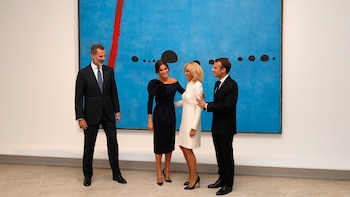 El rey Felipe VI, la reina Letizia, el presidente francés Emmanuel Macron y su esposa Brigitte posan durante su visita a la retrospectiva de Joan Miró en el Grand Palais de París, el 5 de octubre de 2018. (AFP)
