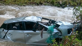 Vehículo siniestrado en la Carretera Central, a la altura de Chicla, tras caer al río Rímac.