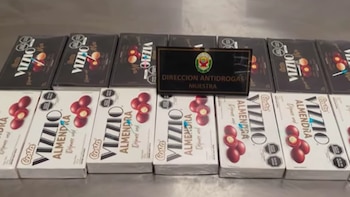 La droga estaba oculta en 14 cajas que simulaban contener chocolates. Captura de video