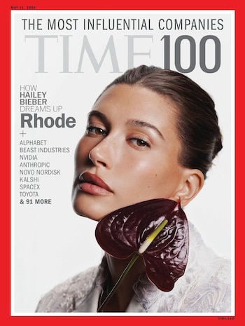 Hailey Bieber en la portada de la revista TIME 100, mirando a la izquierda, con una flor de anturio rojo oscuro junto a su mejilla