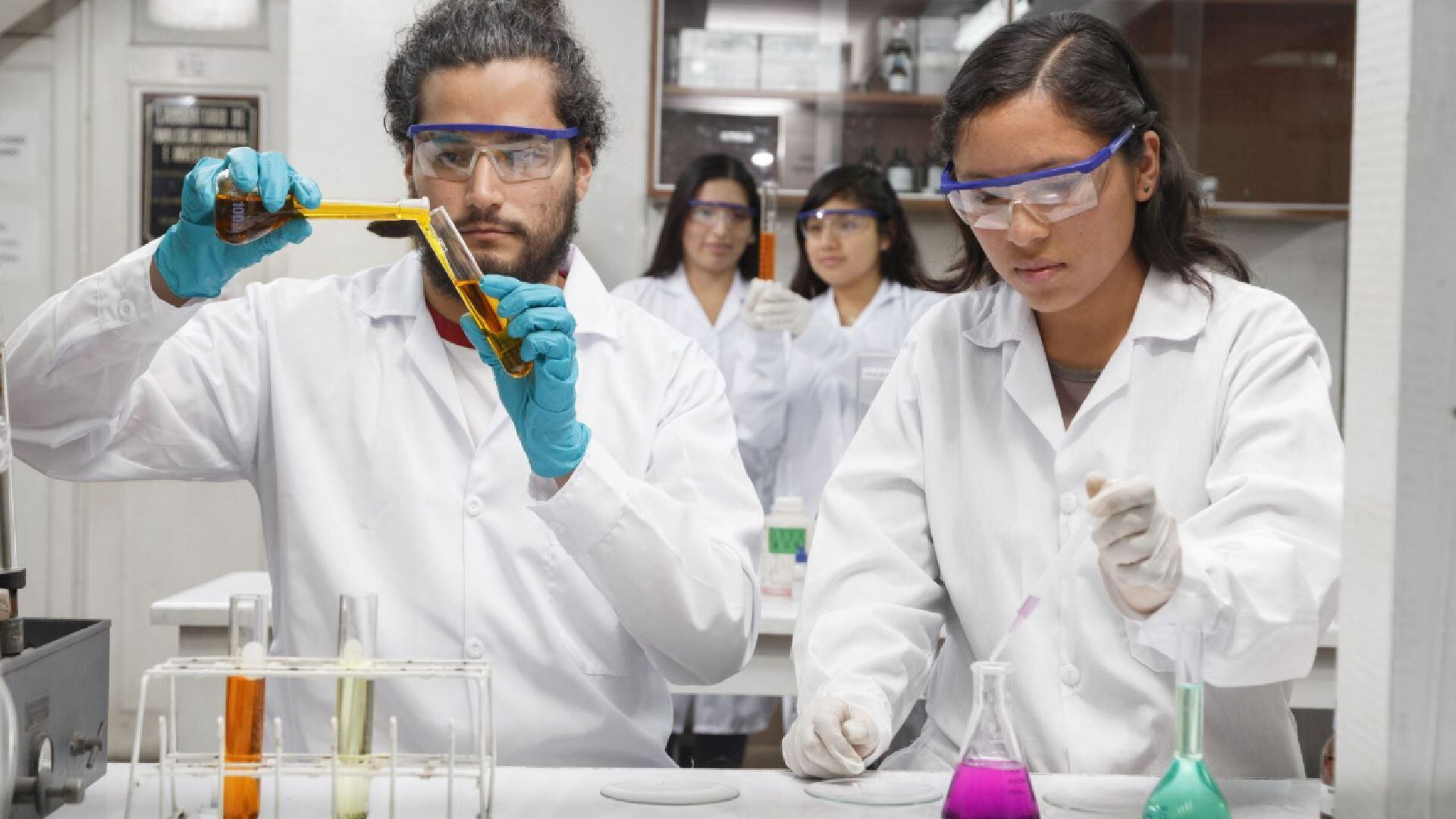 Para convertirse en Ingeniero Químico, se requiere una sólida formación en ciencias exactas, junto con habilidades prácticas que permiten aplicar estos conocimientos en situaciones industriales complejas. (Andina)