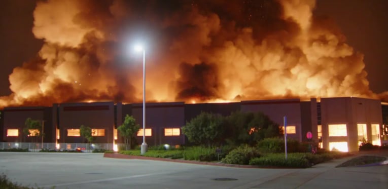 La intensa columna de humo obligó a emitir recomendaciones de resguardo para la población cercana, ante el riesgo para grupos vulnerables (KNN News)