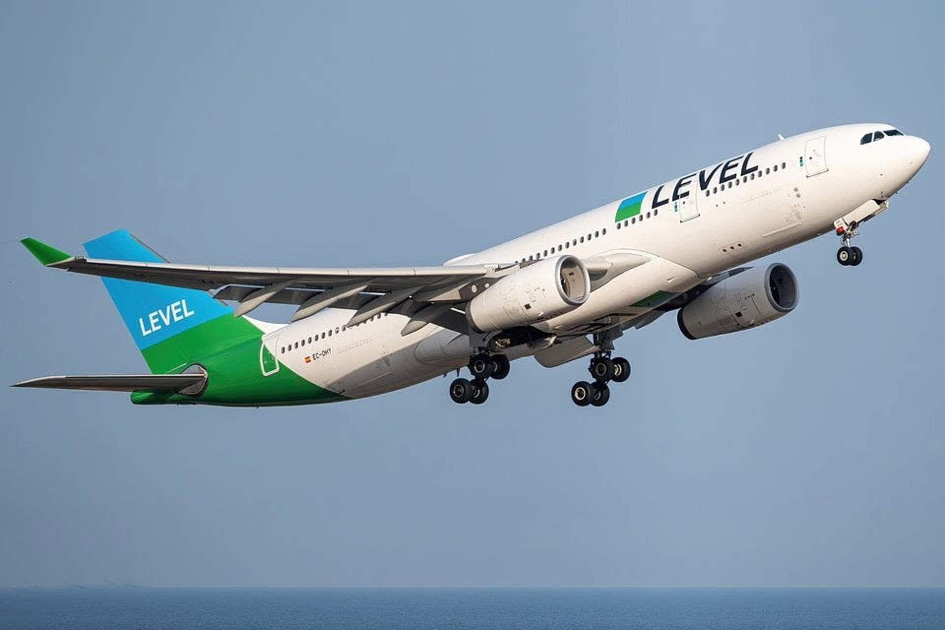 28/10/2025 Un avión de LevelECONOMIA LEVEL
